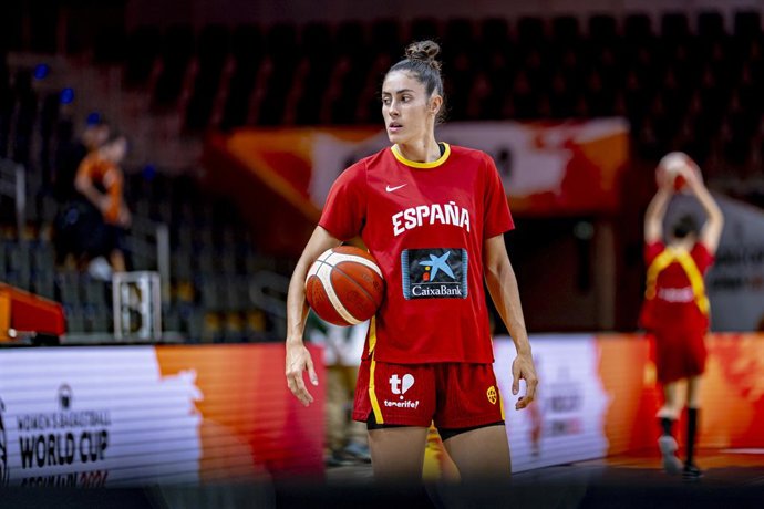 A jogadora da seleção espanhola de basquete María Conde, durante o aquecimento antes da partida contra o Mali na Copa do Mundo de 2026.