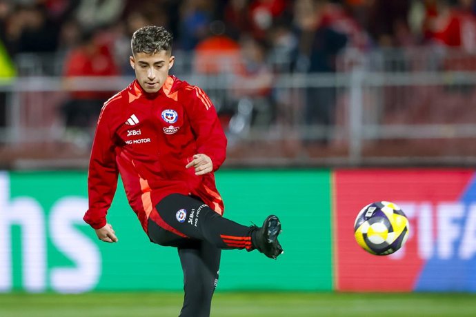 Futbol, Chile vs Uruguay. Eliminatorias al mundial de la Fifa 2026. El jugador de la seleccion chilena Lucas Assadi es fotografiado durante un partido clasificatorio al mundial de 2026 contra Uruguay disputado en el estadio Nacional de Santiago,