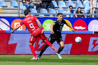 Futbol, O’Higgins vs Union La Calera Fecha 22, Liga de primera 2026 El jugador de O’Higgins Luis Pavez derecha, disputa el baalon contra Francisco Poso de Union La Calera, durante el partido de la liga de primera disputado en el estadio Codelco El