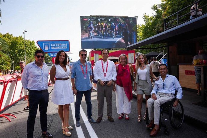 El alcalde de Córdoba, José María Bellido, presente en la etapa cordobesa de La Vuelta.