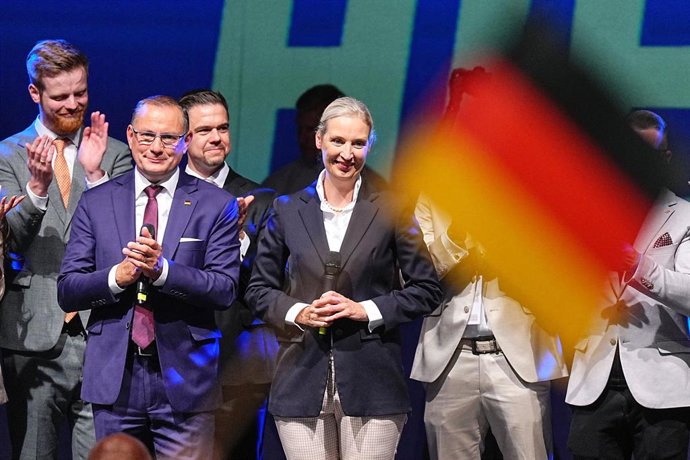 06 September 2026, Saxony-Anhalt, Magdeburg: Federal chairmen and co-chairs of the Alternative for Germany (AfD) parliamentary group in the Bundestag Tino Chrupalla and Alice Weidel stand on stage at the AfD's election party at the Altes Theater following