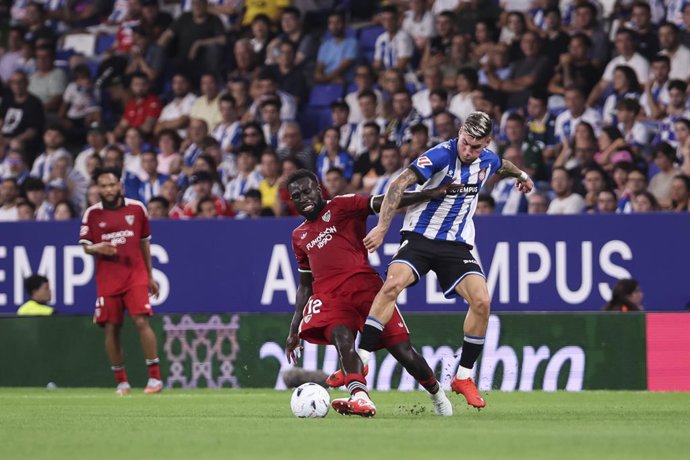 Roberto Fernández, do RCD Espanyol, e Arouna Sangante, do Sevilla FC, disputam a bola durante a partida de futebol da LaLiga EA Sports, disputada entre o RCD Espanyol e o Sevilla CF no Estádio RCDE, em 6 de setembro de 2026, em Cornellà, Espanha.