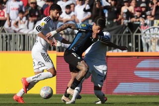 Futbol, Huachipato vs Colo Colo Vigesimosegunda fecha, campeonato Nacional 2026. El jugador de Huachipato Sergio Nunez, centro, juega el balon contra Colo Colo durante el partido de primera division disputado en el estadio Ester Roa de Concepcion,