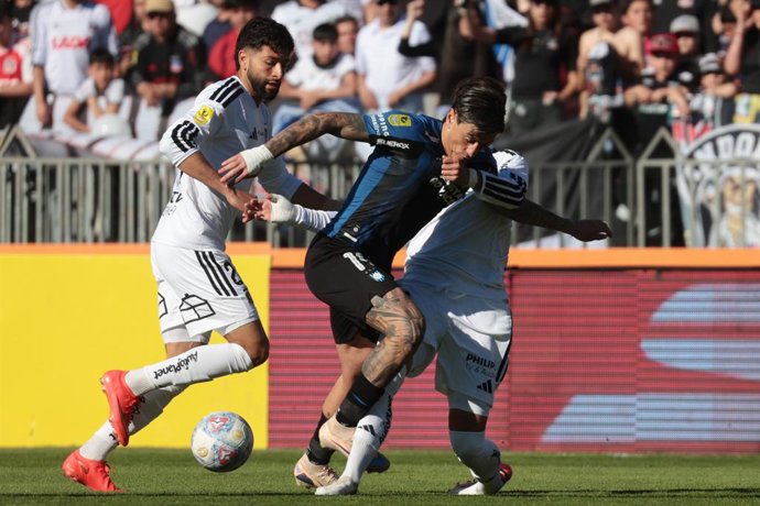 Futbol, Huachipato vs Colo Colo Vigesimosegunda fecha, campeonato Nacional 2026. El jugador de Huachipato Sergio Nunez, centro, juega el balon contra Colo Colo durante el partido de primera division disputado en el estadio Ester Roa de Concepcion,