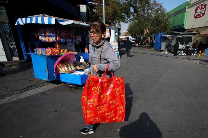 Santiago, 18 de junio 2026. Compras y seguridad en Barrio Meiggs. Jonnathan Oyarzun/Aton Chile