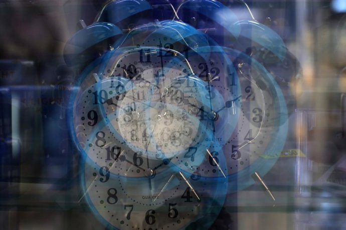 Santiago 4 de abril 2025.  Fotografias referenciales de cambio de hora dondo este finde semana los reloj se atrasaran una hora.  Javier Salvo/Aton Chile