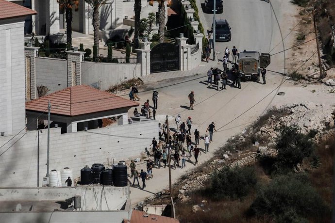 Archivo - Colonos israelíes, escoltados por fuerzas israelíes, ingresan a las afueras sur y oeste de Nablus, en la Cisjordania ocupada