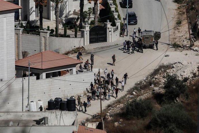 Archivo - FILED - 31 July 2026, Palestinian Territories, Nablus: Israeli settlers, escorted by Israeli forces, enter the southern and western outskirts of Nablus in the occupied West Bank. The coordinated movement drew concerns from local Palestinian resi