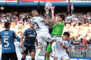 Futbol, Huachipato vs Colo Colo Vigesimosegunda fecha, campeonato Nacional 2026. El jugador de Huachipato Christian Bravo, derecha, juega el balon contra Colo Colo durante el partido de primera division disputado en el estadio Ester Roa de Concepcion,