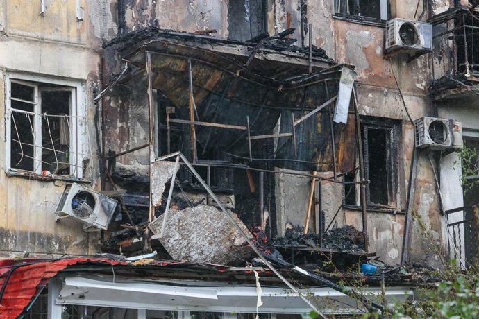 RÚSSIA, SEVASTOPOL – 28 DE AGOSTO DE 2026: Um prédio danificado durante um ataque noturno com drones à cidade