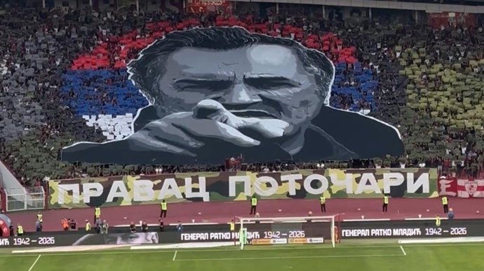 Tifo dedicado a Ratko Mladic por parte de los seguidores del Estrella Roja