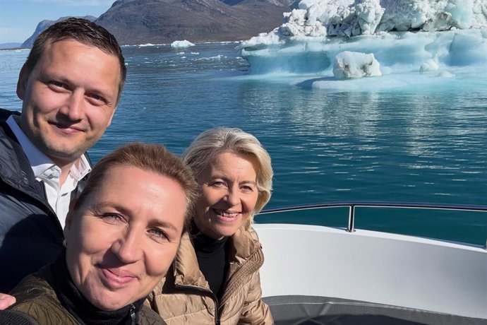 De izquierda a derecha, el primer ministro de Groenlandia, Jens-Frederik Nielsen; la primera ministra de Dinamarca, Mette Frederiksen, la presidenta de la Comisión Europea, Ursula von der Leyen, en una autofoto compartida por la dirigente danesa en redes