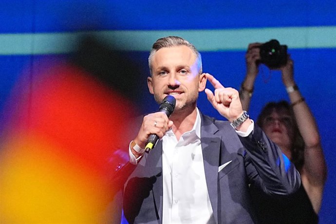 6 de setembro de 2026, Saxônia-Anhalt, Magdeburgo: Ulrich Siegmund, candidato principal da Alternativa para a Alemanha (AfD) e copresidente do grupo parlamentar estadual na Saxônia-Anhalt, discursa no palco durante a festa eleitoral da AfD no Altes Theate