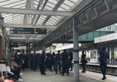 Foto: Llega a Portsmouth una embarcación con 140 solicitantes de asilo entre protestas de ultraderecha