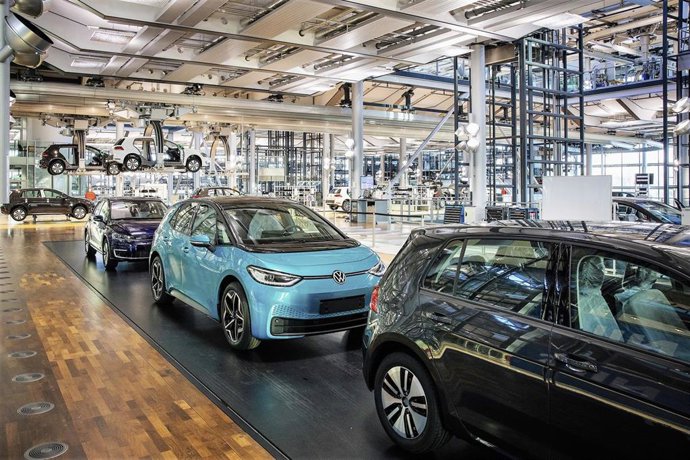 Archivo - Interior de una planta automovilística de la marca alemana Volkswagen