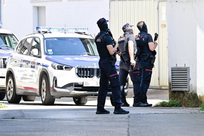 La Ertzaintza registra varios domicilios en Azpeitia para intentar localizar al presunto homicida de un taxista