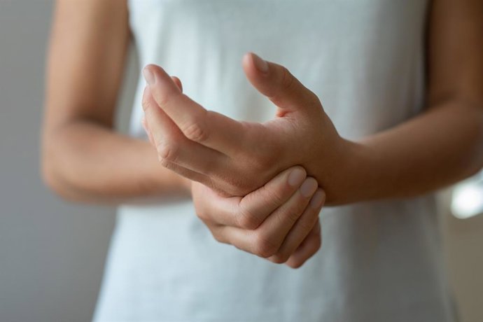 Archivo - Mujer tocándose la mano. Hormigueo, picor, dolor.