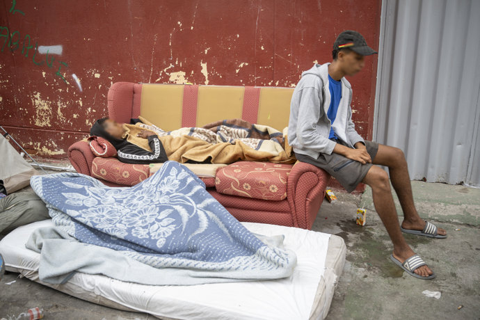 Dos personas acampadas en la calle, a 5 de septiembre de 2026, en Ceuta (España).