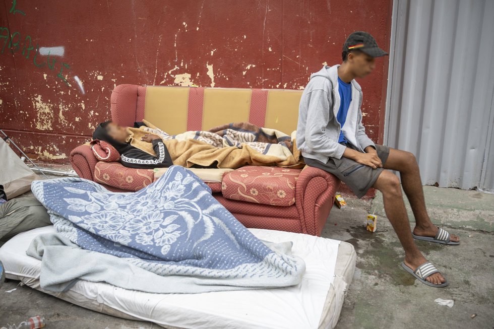 Dos personas acampadas en la calle, a 5 de septiembre de 2026, en Ceuta (España).