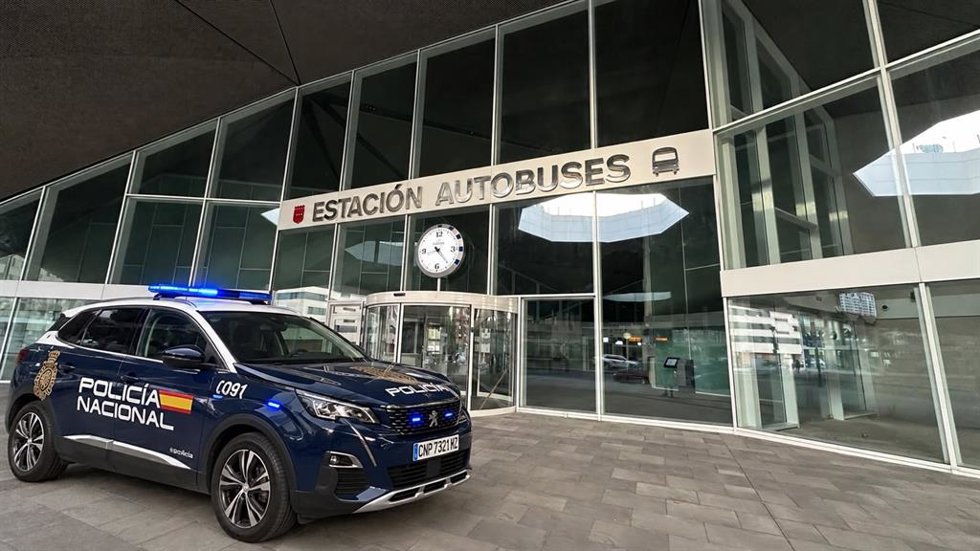 Vehículo de Policía Nacional junto a la estación de autobuses