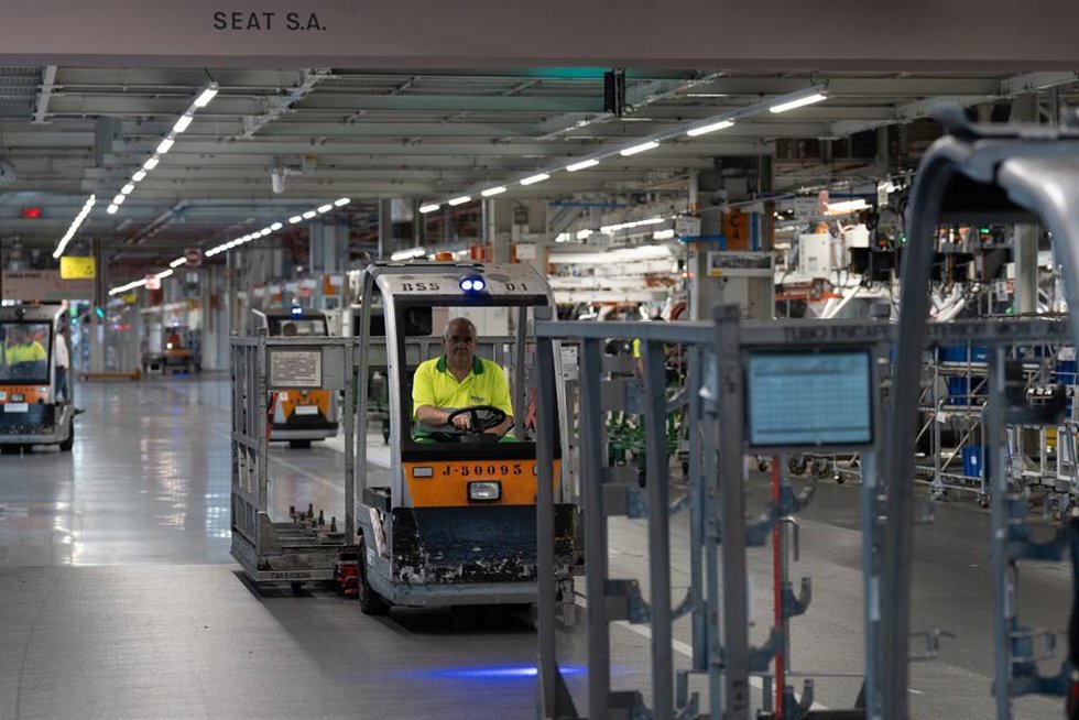 Archivo - Un empleado conduce una carretilla elevadora en la fábrica de Seat en Martorell.