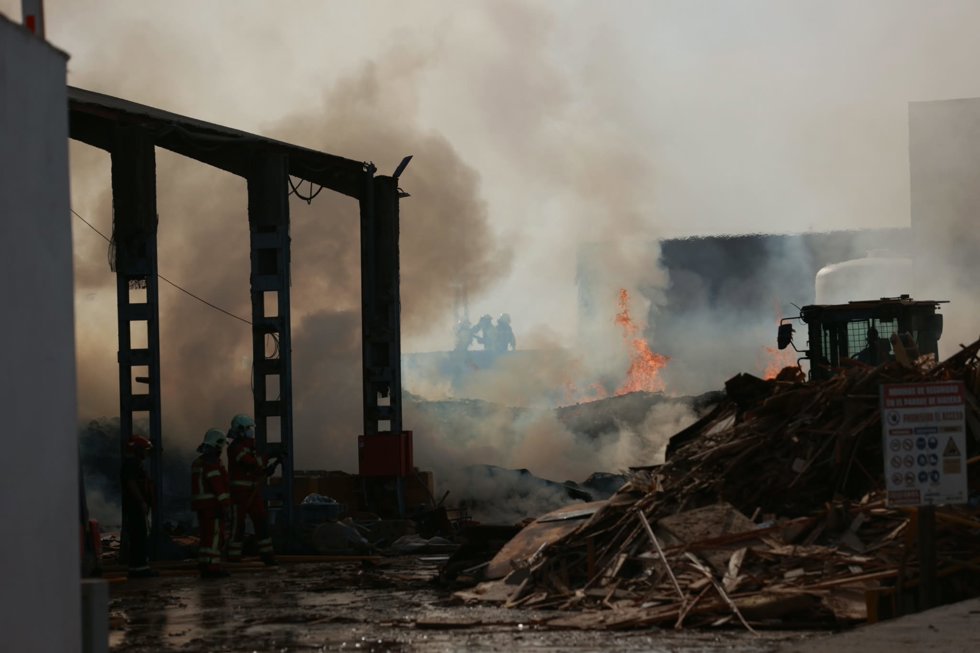 Bomberos intervienen en un almacén de madera del Polígono La Red de Alcalá de Guadaíra