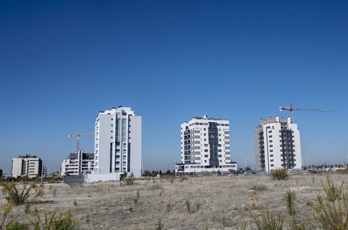 Archivo - Varios edificios de viviendas en Madrid