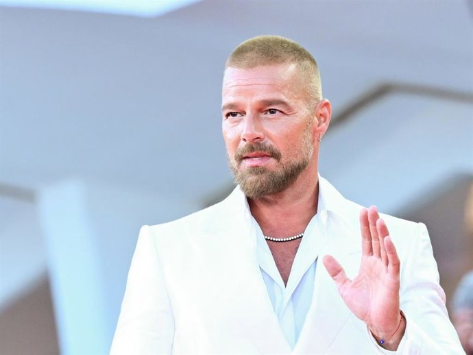La apuesta bicolor de Ricky Martin en el Festival de Venecia que define un nuevo código de sastrería masculina