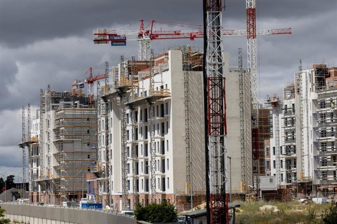 Archivo - Obras en bloques de vivienda, a 17 de mayo de 2024, en Madrid (España).