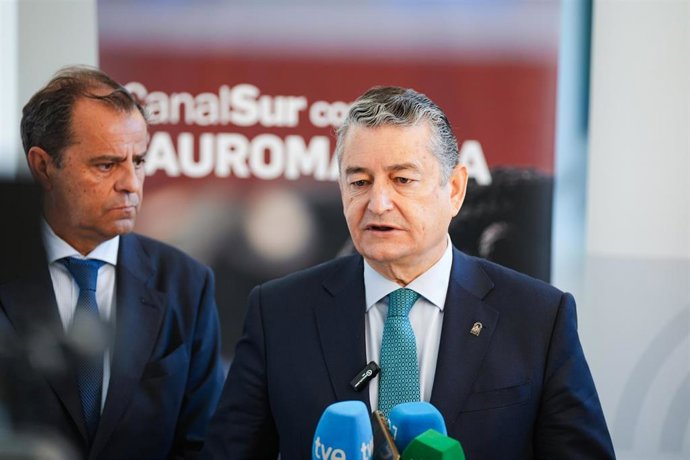 Archivo - El consejero de Sanidad, Presidencia y Emergencias, Antonio Sanz, y Juan de Dios Mellado, el director general de la RTVA. En una imagen de archivo. 