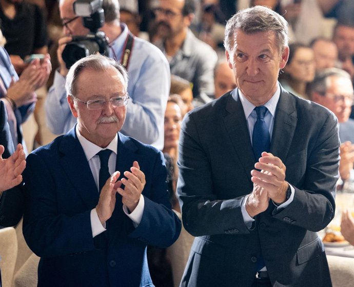 O presidente da Cidade Autônoma de Ceuta, Juan Jesús Vivas Lara, apresentado pelo presidente nacional do Partido Popular, Alberto Núñez Feijóo, participa de um café da manhã informativo do Fórum Europa, no Four Seasons Hotel Madrid, no dia 7 de setembro 
