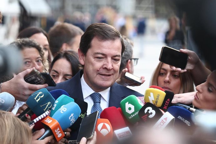 El presidente de la junta de Castilla y León, Alfonso Fernández Mañueco, a su llegada a un desayuno informativo de Fórum Europa, en el Four Seasons Hotel Madrid, a 7 de septiembre de 2026, en Madrid (España).