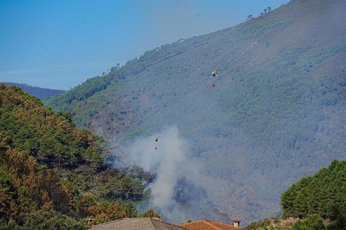 Varios helicópteros tratan de extinguir un fuego, a 21 de agosto de 2026, en Nuñomoral