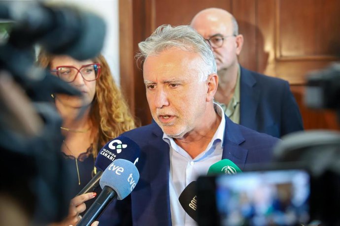 Archivo - El ministro de Política Territorial y Memoria Democrática, Ángel Víctor Torres (2i), atiende a los medios de comunicación tras la Comisión Mixta de seguimiento del Protocolo de Exhumaciones en la Fosa de la Araña, en Fuencaliente, a 27 de agosto