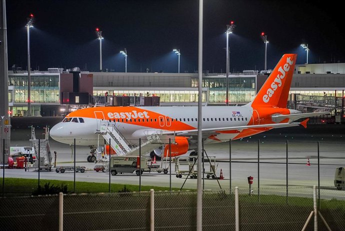 Archivo - 04 October 2025, Bavaria, Munich: An Easyjet airline plane is parked at Munich Airport after possible drone sightings. 