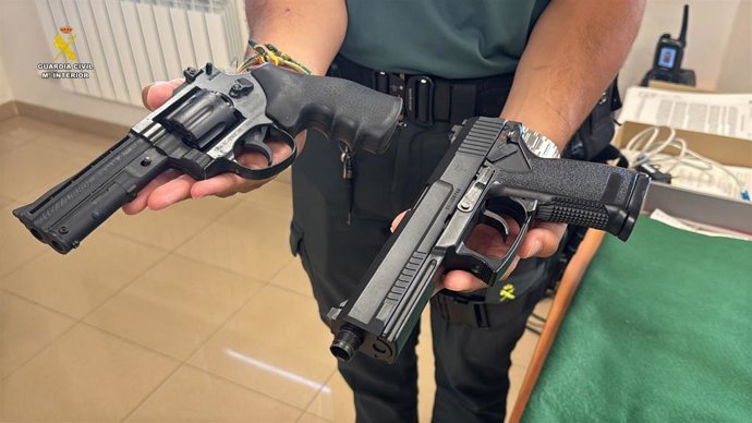 La Guardia Civil denuncia a un logroñés por trasportar una pistola y un revólver accionados con cápsulas de CO2