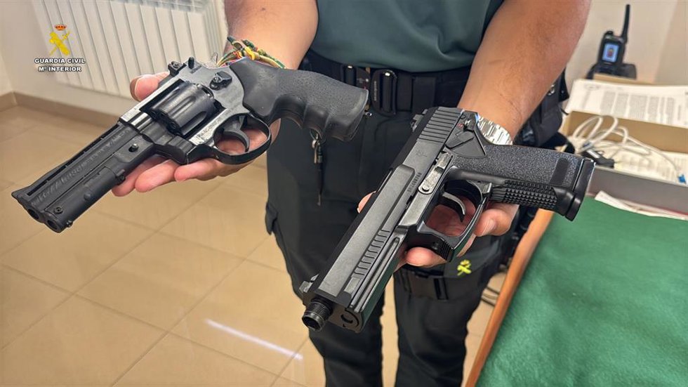La Guardia Civil denuncia a un logroñés por trasportar una pistola y un revólver accionados con cápsulas de CO2