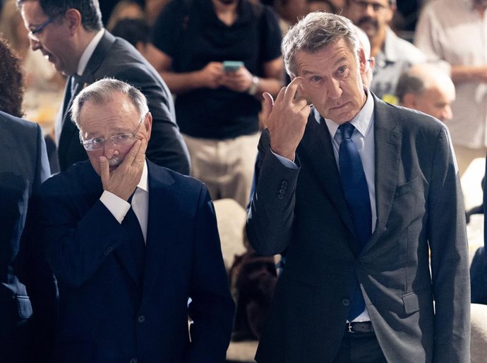 El president de la Ciutat Autònoma de Ceuta, Juan Jesús Vivas Lara, presentat pel president Nacional del Partit Popular, Alberto Núñez Feijóo, participa en un esmorzar informatiu de Fórum Europa, en el Four Seasons Hotel Madrid, a 7 de setembre 