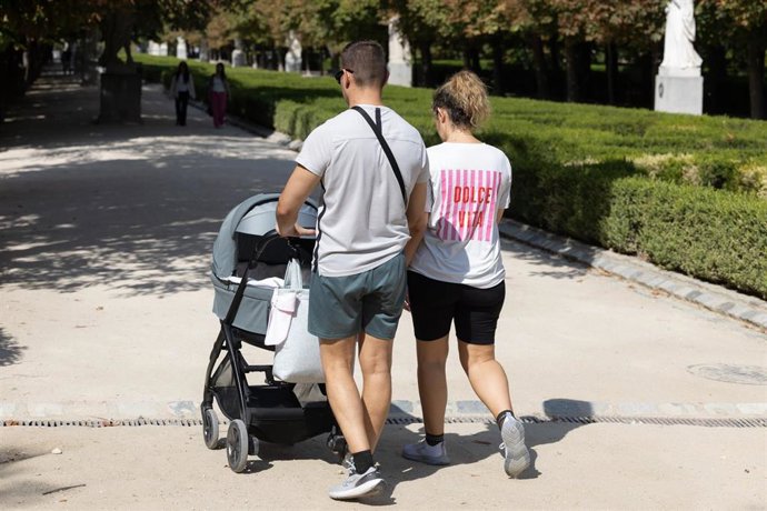 Una pareja con un carrito de bebé