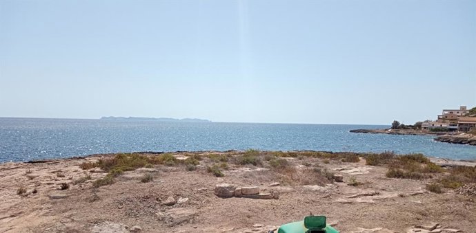 Restos arqueológicos en el Illot des Frares, frente al puerto de la Colònia de Sant Jordi.