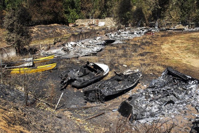 Archivo - Varias embarcaciones calcinadas, a 2 de agosto de 2026, en Pelayos de la Presa, Madrid (España). El Gobierno regional ha iniciado labores encaminadas a la reconstrucción de la zona, así como el Punto de Ayuda Tras el Incendio (PATI) que atiende 