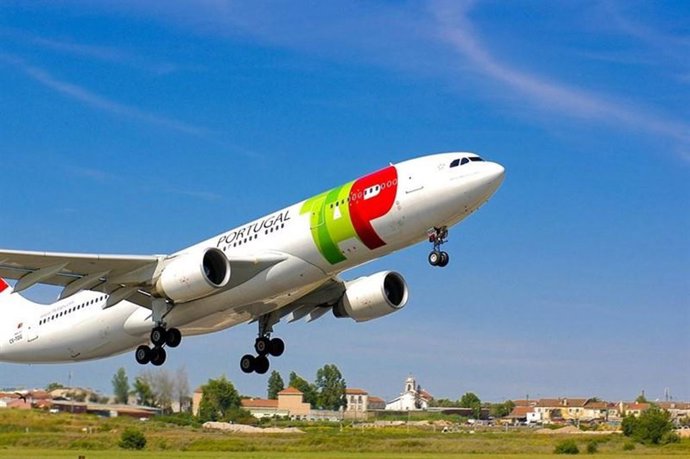 Archivo - Avión de TAP.