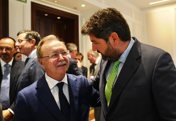 El jefe del Ejecutivo regional, Fernando López Miras, y el presidente de la Ciudad Autónoma de Ceuta, Juan Jesús Vivas, durante el ‘Desayuno informativo del Fórum Europa’