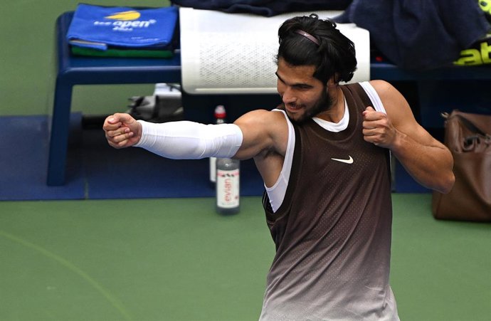 NOVA YORK, 5 de setembro de 2026  -- O espanhol Carlos Alcaraz comemora após vencer a partida da terceira rodada do torneio individual masculino contra o chinês Wu Yibing no US Open de 2026, em Nova York, nos Estados Unidos, em 4 de setembro de 2026.Image
