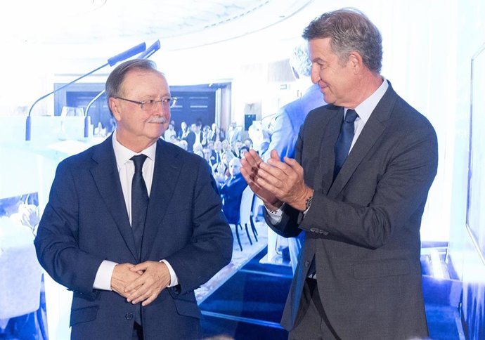 El líder del PP, Alberto Núñez Feijóo, junto al presidente de Ceuta, Juan Jesús Vivas, en un desayuno informativo de Nueva Economía Fórum