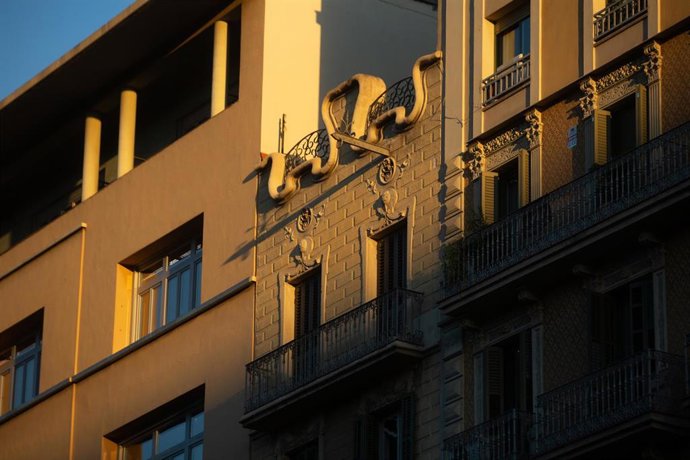 Archivo - Edificios con viviendas, a 11 de enero de 2022, en Barcelona, Cataluña (España). La vivienda en España ha aumentado su precio un 3,5% en julio comparado con el mismo mes del año pasado y un 1,2% respecto a junio. El metro cuadrado se sitúa en un
