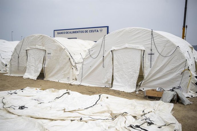 Montagem de novas barracas ao lado do Banco de Alimentos de Ceuta, em 5 de setembro de 2026, em Ceuta (Espanha). O governo assume o controle do porto de Ceuta para a “assistência humanitária” a migrantes em barracas e outros espaços, 