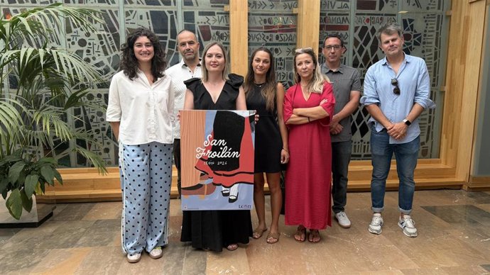 Autora del cartel de las fiestas de San Froilán de León, Carmen Hernández García (izquierda), junto a la concejala de Fiestas, Camino Orejas.