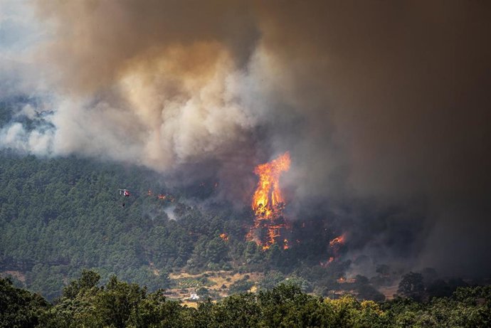 Archivo - Un helicóptero trata de apagar el fuego, cerca de El Castañar de El Tiemblo, a 24 de julio de 2026, en El Tiemblo, Ávila, Castilla y León (España). El Ayuntamiento de Ávila ha desplegado un operativo para atender en la ciudad a los vecinos de El