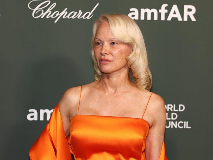 Pamela Anderson cautiva en Venecia a sus 59 años al natural: sin maquillaje y con un vestido vibrante
